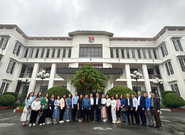 C&aacute;n bộ, ph&oacute;ng vi&ecirc;n Tạp ch&iacute; Thanh ni&ecirc;n đi thực tế tại cơ sở