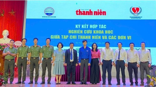 Đồng ch&iacute; Nguyễn Minh Triết, B&iacute; thư Trung ương Đo&agrave;n, Chủ tịch Trung ương Hội sinh vi&ecirc;n Việt Nam chứng kiến lễ k&yacute; kết hợp t&aacute;c giữa Tạp ch&iacute; Thanh ni&ecirc;n v&agrave; c&aacute;c đơn vị