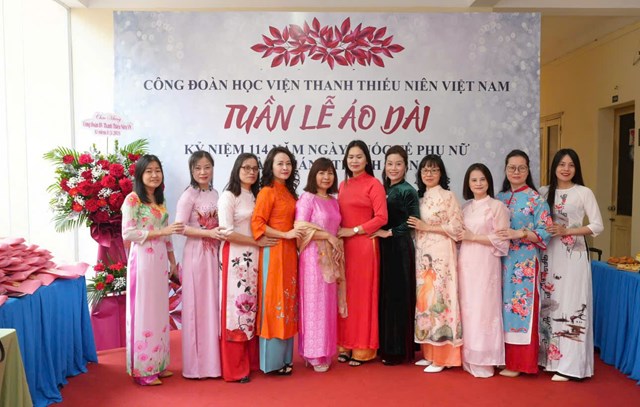 Nữ c&aacute;n bộ, ph&oacute;ng vi&ecirc;n Tạp ch&iacute; Thanh ni&ecirc;n trong tuần lễ &aacute;o d&agrave;i
