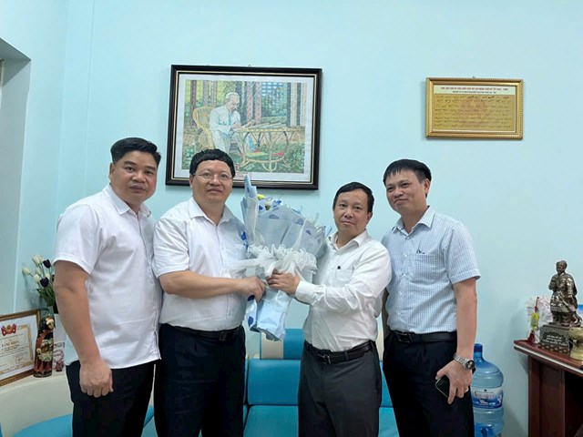 PGS.TS Phạm Quốc Th&agrave;nh, Hiệu trưởng Trường Đại học Th&aacute;i B&igrave;nh ch&uacute;c mừng Tạp ch&iacute; Thanh ni&ecirc;n nh&acirc;n ng&agrave;y 21/6