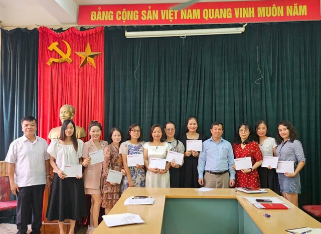 Ban bi&ecirc;n tập Tạp ch&iacute; Thanh ni&ecirc;n ch&uacute;c mừng nữ c&aacute;n bộ, ph&oacute;ng vi&ecirc;n nh&acirc;n kỷ niệm ng&agrave;y 8/3