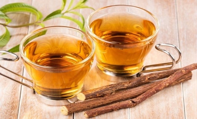 Trà cam thảo bạc hà là thức uống tuyệt vời để làm dịu cổ họng.