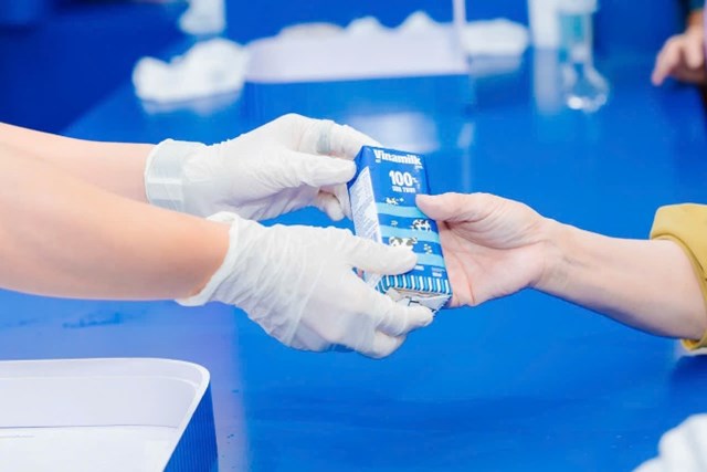 C&aacute;c sản phẩm Vinamilk đến tay người ti&ecirc;u d&ugrave;ng đều c&oacute; thể truy xuất th&ocirc;ng tin từ nguy&ecirc;n liệu đầu v&agrave;o, quy tr&igrave;nh sản xuất, đ&oacute;ng g&oacute;i, vận chuyển đến điểm b&aacute;n. Ảnh: Vi Nam &nbsp;
