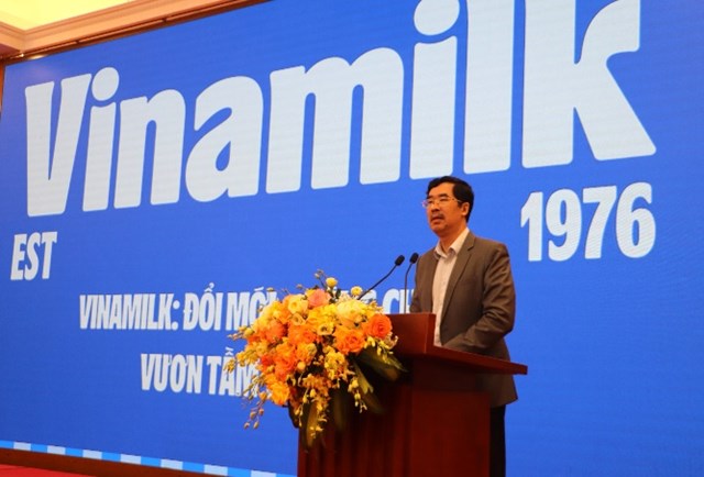 &Ocirc;ng Nguyễn Quốc Kh&aacute;nh &ndash; Gi&aacute;m đốc Điều h&agrave;nh Nghi&ecirc;n cứu v&agrave; Ph&aacute;t triển Vinamilk, tr&igrave;nh b&agrave;y việc ứng dụng c&ocirc;ng nghệ định danh v&agrave; truy xuất nguồn gốc cho sản phẩm Vinamilk. Ảnh: Vi Nam &nbsp;