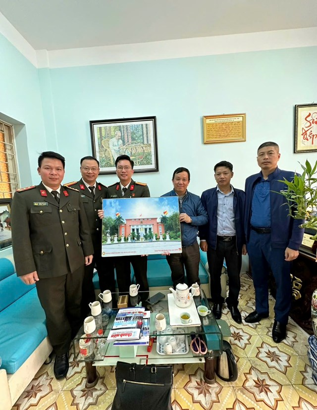 Đo&agrave;n thanh ni&ecirc;n Học viện An ninh nh&acirc;n d&acirc;n tặng qu&agrave; lưu niệm Tạp ch&iacute; Thanh ni&ecirc;n