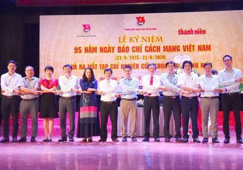 Đại biểu chụp ảnh tạp lễ ra mắt Tạp ch&iacute; nghi&ecirc;n cứu khoa học Thanh ni&ecirc;n