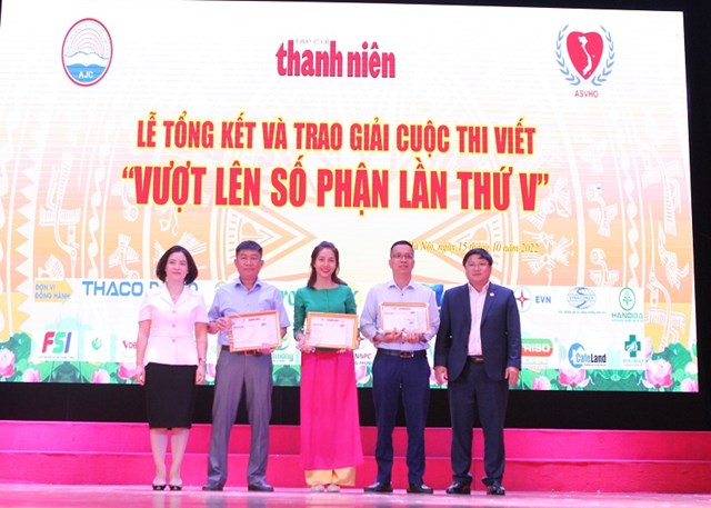 Đồng ch&iacute; Nguyễn Mỹ Linh - Ph&oacute; vụ trưởng Vụ B&aacute;o ch&iacute; - xuất bản v&agrave; đồng ch&iacute; Trịnh Minh Th&aacute;i - Chủ tịch Hội đồng Học viện Thanh thiếu ni&ecirc;n Việt Nam trao giải B cho c&aacute;c t&aacute;c giả