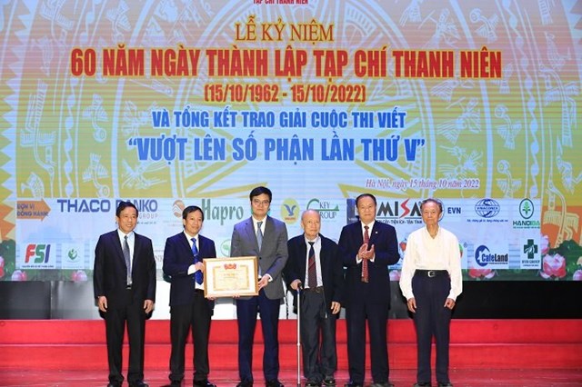 Đồng ch&iacute; B&ugrave;i Quang Huy - Ủy vi&ecirc;n dự khuyết BCH Trung ương Đảng, B&iacute; thư thứ nhất BCH Trung ương Đo&agrave;n TNCS Hồ Ch&iacute; Minh trao tặng bằng khen Ban chấp h&agrave;nh Trung ương Đo&agrave;n cho tập thể Tạp ch&iacute; Thanh ni&ecirc;n&nbsp;c&oacute; th&agrave;nh t&iacute;ch xuất sắc trong c&ocirc;ng t&aacute;c tuy&ecirc;n truyền l&yacute; luận, nghiệp vụ, bồi dưỡng l&yacute; tưởng đạo đức c&aacute;ch mạng g&oacute;p phần v&agrave;o sự nghiệp gi&aacute;o dục thế hệ trẻ