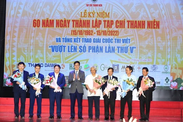 Đồng ch&iacute; B&ugrave;i Quang Huy - Ủy vi&ecirc;n dự khuyết BCH Trung ương Đảng, B&iacute; thư thứ nhất BCH Trung ương Đo&agrave;n TNCS Hồ Ch&iacute; Minh trao quyết định th&agrave;nh lập Hội đồng bi&ecirc;n tập Tạp ch&iacute; Thanh ni&ecirc;n