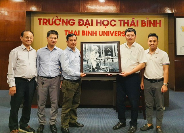 Tạp ch&iacute; Thanh ni&ecirc;n v&agrave; Trường Đại học Th&aacute;i B&igrave;nh hợp t&aacute;c trong tuy&ecirc;n truyền b&agrave;i b&aacute;o khoa học