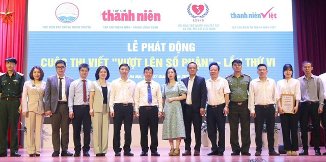 Đại biểu chụp ảnh lưu niệm tại lễ ph&aacute;t động thi viết Vượt l&ecirc;n số phận lần thứ VI