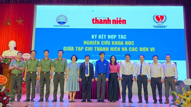 Đồng ch&iacute; Nguyễn Minh Triết chụp ảnh lưu niệm c&ugrave;ng Tạp ch&iacute; Thanh ni&ecirc;n v&agrave; c&aacute;c đơn vị k&yacute; kết hợp t&aacute;c nghi&ecirc;n cứu khoa học