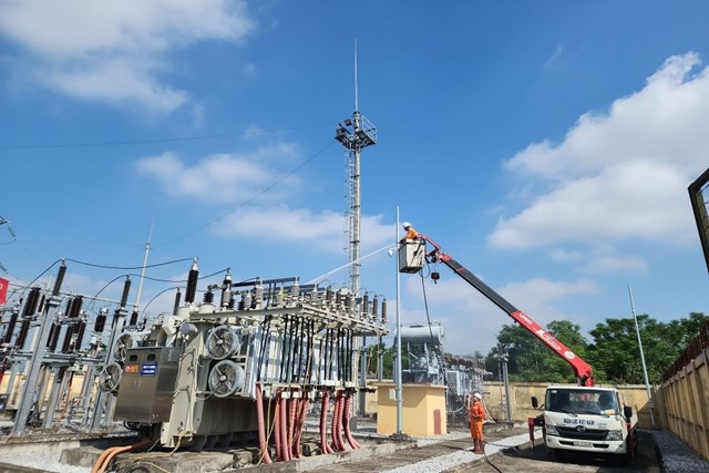 Đội quản l&yacute; vận h&agrave;nh lưới điện cao thế Tuy&ecirc;n Quang vệ sinh c&aacute;ch điện bằng c&ocirc;ng nghệ hotline.