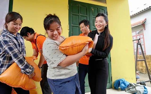 B&agrave; Nguyễn Ngọc &Aacute;nh &ndash; Ph&oacute; Chủ tịch Tập đo&agrave;n Kim Oanh trao 20 kg gạo/hộ tận tay b&agrave; con v&ugrave;ng lũ. &nbsp;