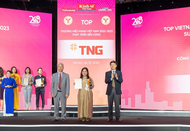 &nbsp;Đại diện TNG Holdings Vietnam nhận giải Thương hiệu mạnh 2022 - 2023. &nbsp;