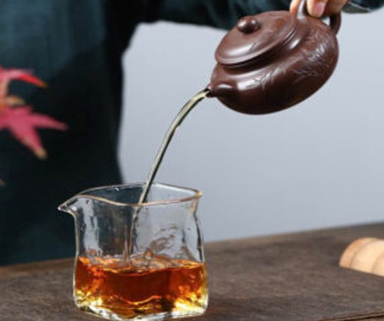 Trà hè thường có vị đậm và chát hơn, màu nước sẫm hơn, hương thơm cũng mạnh mẽ và nồng ấm hơn.