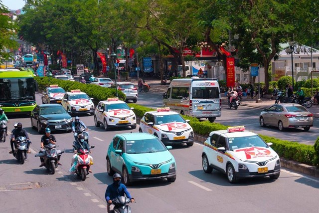 Từ nay, kh&aacute;ch h&agrave;ng của bốn h&atilde;ng taxi Thanh Nga, Bắc &Aacute;, Qu&ecirc; Lụa v&agrave; Long Bi&ecirc;n c&oacute; thể đặt xe điện ngay tr&ecirc;n ứng dụng Xanh SM &nbsp;