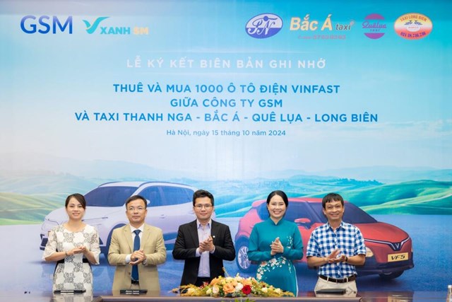 Tổng Gi&aacute;m đốc GSM to&agrave;n cầu (ở giữa) c&ugrave;ng đại diện bốn h&atilde;ng taxi Thanh Nga, Qu&ecirc; Lụa, Long Bi&ecirc;n v&agrave; Bắc &Aacute; (từ tr&aacute;i qua phải) tại lễ k&yacute; kết bi&ecirc;n bản ghi nhớ thu&ecirc; v&agrave; mua 1.000 &ocirc; t&ocirc; điện VinFast từ Xanh SM &nbsp;