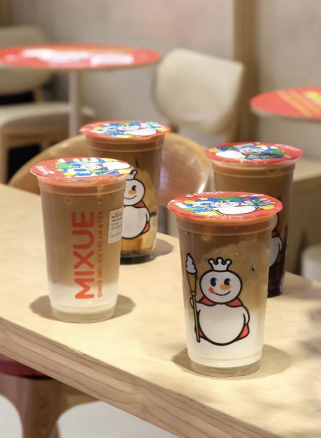 Sự xuất hiện của d&ograve;ng c&agrave; ph&ecirc; mới trong hệ thống MIXUE, c&ugrave;ng nhiều phản ứng kh&aacute;c nhau từ người ti&ecirc;u d&ugrave;ng, phần n&agrave;o cho thấy sự chuyển động mới trong h&agrave;nh vi ti&ecirc;u d&ugrave;ng đồ uống hiện nay (Ảnh minh họa)