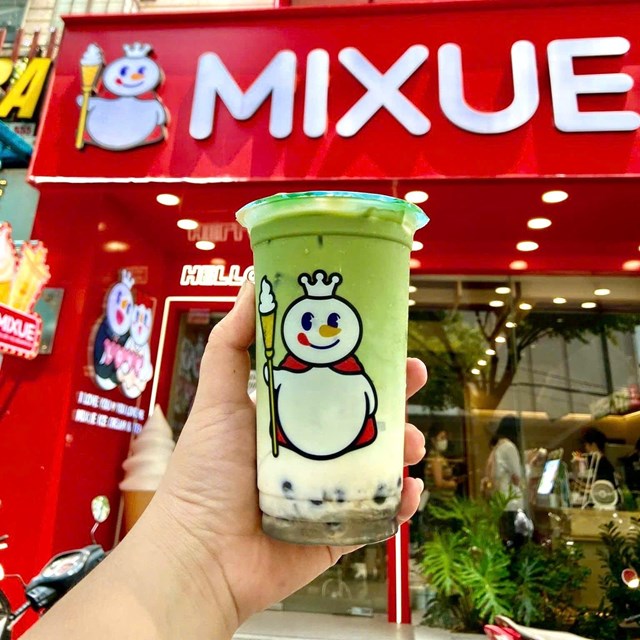 MIXUE &ndash; thương hiệu quen thuộc với giới trẻ qua c&aacute;c sản phẩm kem tươi v&agrave; tr&agrave; sữa gi&aacute; b&igrave;nh d&acirc;n (Ảnh minh hoạ)
