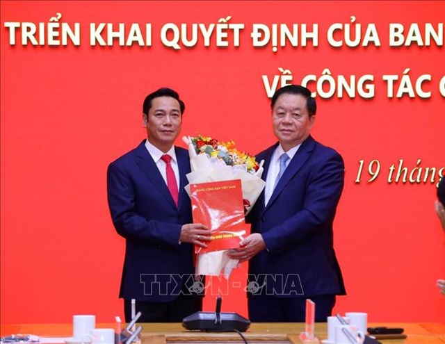 Trưởng Ban Tuy&ecirc;n gi&aacute;o Trung ương Nguyễn Trọng Nghĩa trao quyết định v&agrave; ch&uacute;c mừng Tổng Bi&ecirc;n tập B&aacute;o Điện tử Đảng Cộng sản Việt Nam Nguyễn C&ocirc;ng Dũng. Ảnh: Văn Điệp/TTXVN &nbsp;