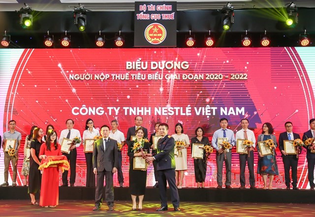 Nestl&eacute; Việt Nam được nhận bằng khen từ Bộ T&agrave;i ch&iacute;nh, nhờ những đ&oacute;ng g&oacute;p cho kinh tế - x&atilde; hội v&agrave; ng&acirc;n s&aacute;ch nh&agrave; nước.