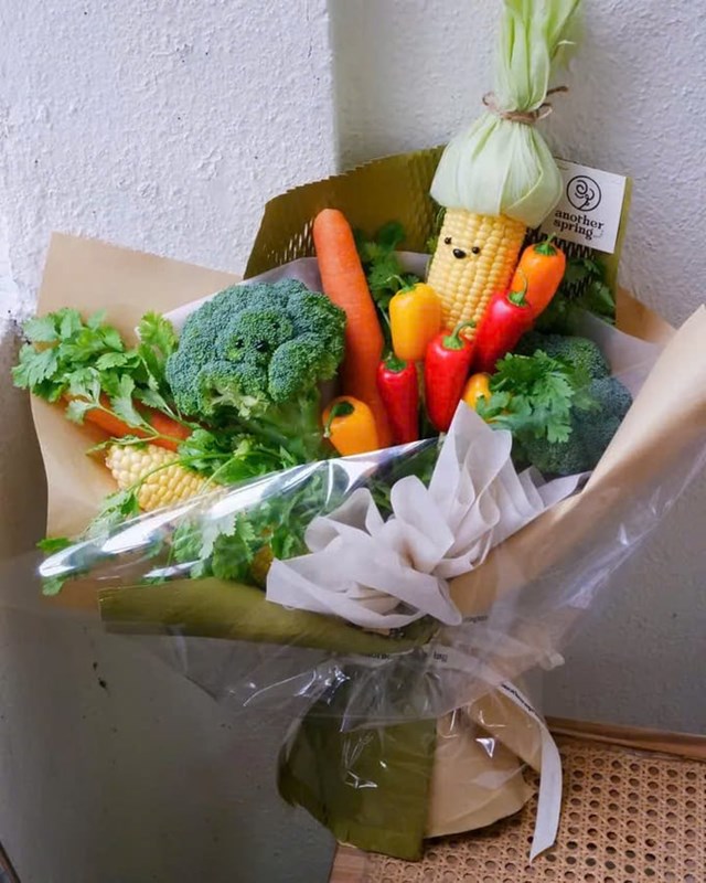 B&ecirc;n cạnh sự s&aacute;ng tạo, m&oacute;n qu&agrave; n&agrave;y c&ograve;n mang đậm tinh thần sống xanh v&agrave; tiết kiệm, hai gi&aacute; trị ng&agrave;y c&agrave;ng được đề cao trong thời đại ti&ecirc;u d&ugrave;ng th&ocirc;ng minh v&agrave; bền vững (Ảnh minh họa)