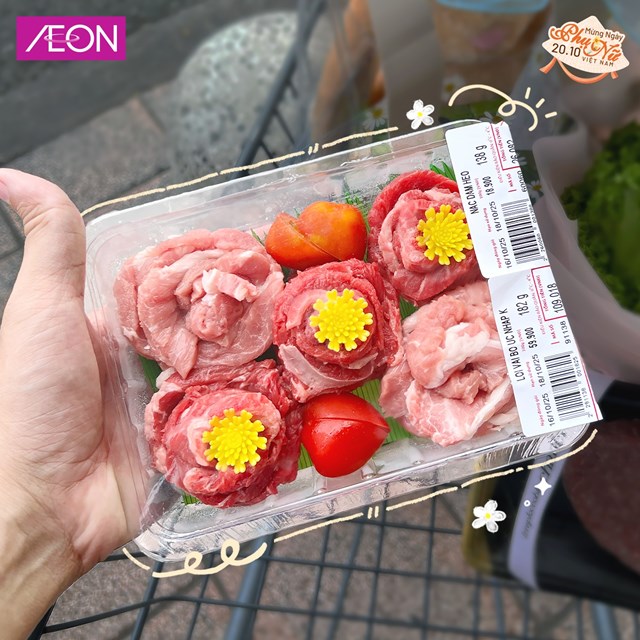 Tại c&aacute;c hệ thống si&ecirc;u thị lớn như Aeon Mall, những set qu&agrave; thịt b&ograve; tạo h&igrave;nh hoa hồng đang thu h&uacute;t sự ch&uacute; &yacute; mạnh mẽ từ người ti&ecirc;u d&ugrave;ng, đặc biệt l&agrave; c&aacute;c bạn trẻ y&ecirc;u th&iacute;ch sự s&aacute;ng tạo v&agrave; t&iacute;nh c&aacute; nh&acirc;n h&oacute;a trong qu&agrave; tặng (Ảnh: Aeon Mall)
