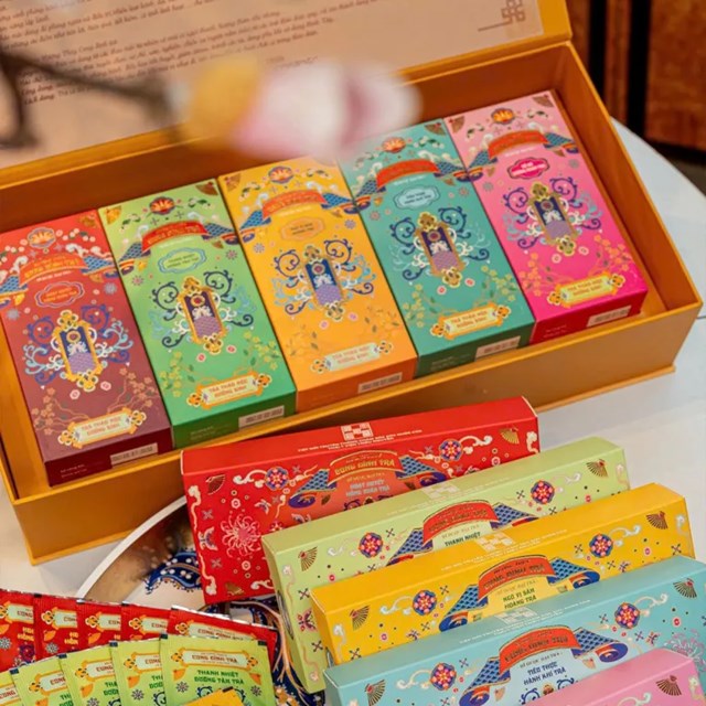 Set tr&agrave; thảo mộc tốt cho sức khỏe thể hiện sự quan t&acirc;m đến nhịp sống v&agrave; cảm x&uacute;c của người nhận, một sự quan t&acirc;m &acirc;m thầm nhưng bền bỉ, như c&aacute;ch m&agrave; phụ nữ vẫn thường chăm lo cho người kh&aacute;c (Ảnh minh họa)