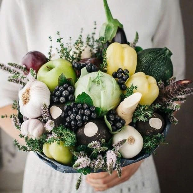 Một trong những điểm nhấn ấn tượng v&agrave; được săn đ&oacute;n nhiều nhất tr&ecirc;n thị trường qu&agrave; tặng 20/10 năm nay ch&iacute;nh l&agrave; những b&oacute; hoa rau củ quả (Ảnh minh họa)