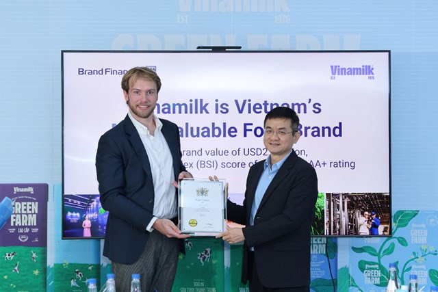&Ocirc;ng Nguyễn Quang Tr&iacute; &ndash; Gi&aacute;m đốc điều h&agrave;nh Marketing Vinamilk &ndash; nhận chứng nhận Top 100 thương hiệu gi&aacute; trị nhất Việt Nam từ đại diện Brand Finance (Ảnh: Nguyễn Ho&agrave;ng). &nbsp;