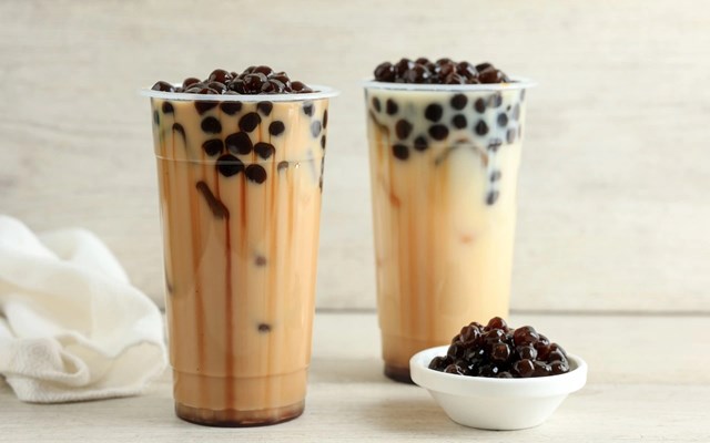 Đằng sau sự hấp dẫn của tr&agrave; sữa l&agrave; một thực tế đ&aacute;ng lo ngại m&agrave; kh&ocirc;ng phải ai cũng nhận thức đầy đủ, đ&oacute; l&agrave; h&agrave;m lượng đường v&agrave; chất b&eacute;o cao bất thường, đặc biệt trong c&aacute;c loại tr&agrave; sữa c&ocirc;ng nghiệp, chế biến sẵn hoặc sử dụng nguy&ecirc;n liệu gi&aacute; rẻ (Ảnh minh họa)