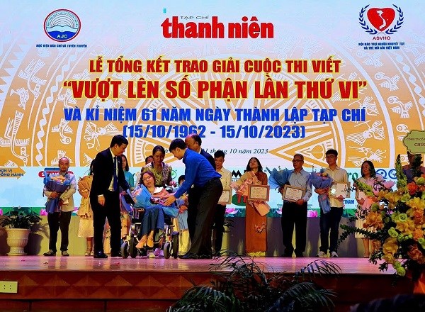 Trao giải cuộc thi viết &#39;Vượt l&#234;n số phận&#39; lần VI v&#224; kỷ niệm 61 năm th&#224;nh lập Tạp ch&#237; Thanh ni&#234;n - Ảnh 1