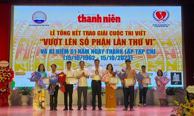 Đ&ocirc;̀ng chí H&ocirc;̀ H&ocirc;̀ng Hải - Phó Vụ trưởng Vụ pháp ch&ecirc;́ - B&ocirc;̣ Th&ocirc;ng tin và Truy&ecirc;̀n th&ocirc;ng và đ&ocirc;̀ng chí Tr&acirc;̀n Thanh Giang&nbsp;- Phó giám đ&ocirc;́c,&nbsp;Ph&oacute; Chủ tịch Hội&nbsp;đồng&nbsp;Học vi&ecirc;̣n Báo chí và Tuy&ecirc;n truy&ecirc;̀n trao giải C tới các tác giả