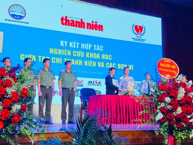 Nh&agrave; b&aacute;o Nguyễn To&agrave;n Thắng &ndash; B&iacute; thư chi bộ, Tổng bi&ecirc;n tập Tạp ch&iacute; Thanh ni&ecirc;n k&yacute; kết hợp t&aacute;c nghi&ecirc;n cứu khoa học với Học viện An ninh nh&acirc;n d&acirc;n