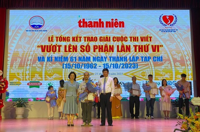 Đ&ocirc;̀ng chí Đ&ocirc;̃ Mạnh Hùng - Phó chủ tịch H&ocirc;̣i bảo trợ&nbsp;người khuyết tật v&agrave; trẻ mồ c&ocirc;i Việt Nam và đ&ocirc;̀ng chí Nguy&ecirc;̃n Mỹ Linh - Phó Vụ trưởng Vụ Báo chí - Xu&acirc;́t bản, Ban Tuy&ecirc;n giáo Trung ương trao giải A tới tác giả&nbsp;Nguyễn Triệu Hải Minh với tác ph&acirc;̉m&nbsp;C&acirc;u chuy&ecirc;̣n v&ecirc;̀ người th&acirc;̀y vượt bạo b&ecirc;̣nh, nhi&ecirc;̀u năm &ldquo;bám đảo&rdquo; gieo chữ cho trẻ