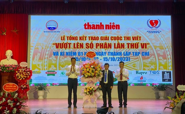 PGS.TS Tr&acirc;̀n Thanh Giang - Phó giám đ&ocirc;́c,&nbsp;Ph&oacute; Chủ tịch Hội&nbsp;đồng&nbsp;Học vi&ecirc;̣n Báo chí và Tuy&ecirc;n truy&ecirc;̀n tặng hoa&nbsp;chúc mừng 61 năm thành l&acirc;̣p Tạp chí Thanh&nbsp;ni&ecirc;n &nbsp;