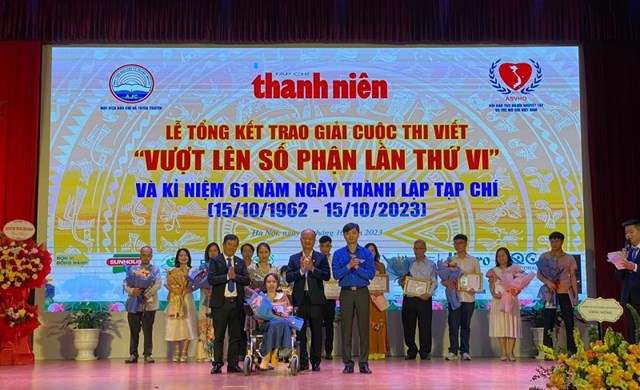 Đ&ocirc;̀ng chí Nguy&ecirc;̃n Minh Tri&ecirc;́t - Bí thư BCH Trung ương Đoàn, Chủ tịch Trung ương H&ocirc;̣i sinh vi&ecirc;n vi&ecirc;n Vi&ecirc;̣t Nam và đ&ocirc;̀ng chí Nguy&ecirc;̃n Toàn Thắng - Bí thư Chi b&ocirc;̣, T&ocirc;̉ng bi&ecirc;n t&acirc;̣p Tạp chí Thanh ni&ecirc;n và &ocirc;ng Nguy&ecirc;̃n H&ocirc;̀ng Phong - Phó chủ tịch H&ocirc;̣i doanh nh&acirc;n trẻ Vi&ecirc;̣t Nam, T&ocirc;̉ng giám đ&ocirc;́c C&ocirc;ng ty CP C&ocirc;ng n&ocirc;ng nghi&ecirc;̣p Ti&ecirc;́n N&ocirc;ng trao giải đặc bi&ecirc;̣t tới tác giả Nguy&ecirc;̃n Thị Thanh Thanh với tác ph&acirc;̉m&nbsp;Vượt l&ecirc;n s&ocirc;́ ph&acirc;̣n