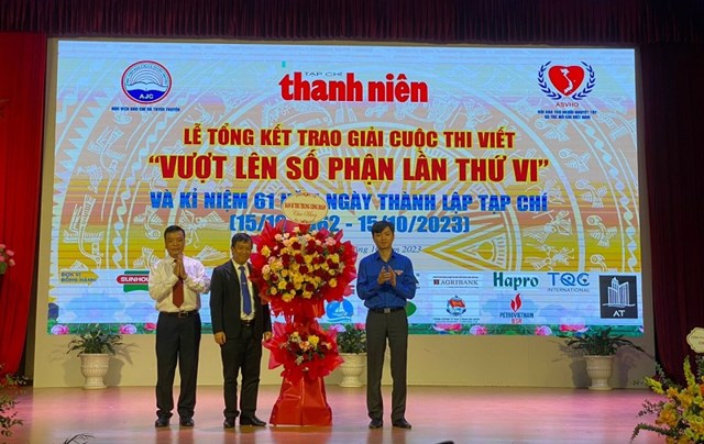 Đ&ocirc;̀ng chí Nguy&ecirc;̃n Minh Tri&ecirc;́t - Bí thư BCH Trung ương Đoàn, Chủ tịch Trung ương H&ocirc;̣i sinh vi&ecirc;n vi&ecirc;n Vi&ecirc;̣t Nam tặng hoa chúc mừng 61 năm thành l&acirc;̣p Tạp chí Thanh ni&ecirc;n