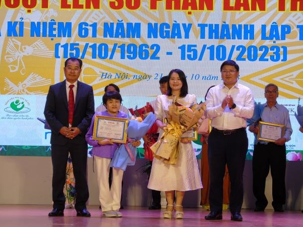 TS. Trịnh Minh Thái - Bí thư Đảng ủy, Chủ tịch H&ocirc;̣i đ&ocirc;̀ng Học vi&ecirc;̣n Thanh thi&ecirc;́u ni&ecirc;n Vi&ecirc;̣t Nam trao giải B tới các tác giả L&ecirc; Thị V&acirc;n và L&ecirc; Thị Lan Anh