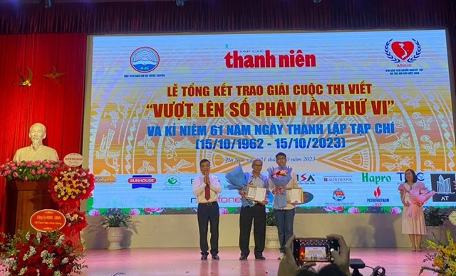 Đ&ocirc;̀ng chí Đ&ocirc;̃ Quang Huỳnh - Phó t&ocirc;̉ng bi&ecirc;n t&acirc;̣p Tạp chí Thanh ni&ecirc;n trao giải thí sinh lớn tu&ocirc;̉i nh&acirc;́t và nhỏ tu&ocirc;̉i nh&acirc;́t có bài dự thi hay nh&acirc;́t