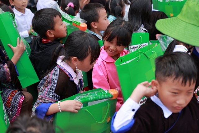 Học sinh Trường PTDT b&aacute;n tr&uacute; tiểu học P&uacute;ng Lu&ocirc;ng trong ng&agrave;y nhận b&agrave;n giao ph&ograve;ng m&aacute;y t&iacute;nh do Nestl&eacute; MILO trao tặng &nbsp;