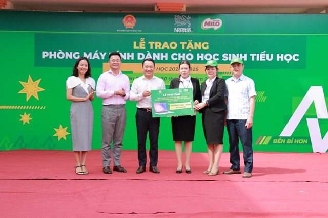 Đại diện Bộ GD&amp;ĐT, Nestl&eacute; MILO trao tặng ph&ograve;ng m&aacute;y t&iacute;nh cho Trường PTDT b&aacute;n tr&uacute; tiểu học P&uacute;ng Lu&ocirc;ng &nbsp;