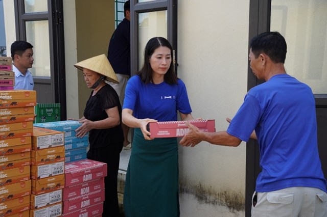 Đo&agrave;n Vinamilk trao tặng sản phẩm dinh dưỡng, thăm hỏi động vi&ecirc;n người d&acirc;n ở x&atilde; Hoằng H&oacute;a, tỉnh Thanh H&oacute;a. Ảnh: Tịnh Kh&ocirc;ng &nbsp;