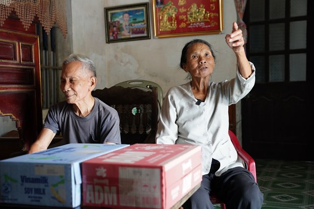 Ở Ninh B&igrave;nh, b&agrave; Nguyễn Thị Lợi chỉ tay l&ecirc;n m&aacute;i nh&agrave; vừa được lợp lại, n&oacute;i: &ldquo;H&ocirc;m đ&oacute; gi&oacute; lốc cuốn bay m&aacute;i nh&agrave;, nước &agrave;o v&agrave;o, cả nh&agrave; chỉ kịp chạy sang h&agrave;ng x&oacute;m.&rdquo; Ảnh: Tịnh Kh&ocirc;ng &nbsp;