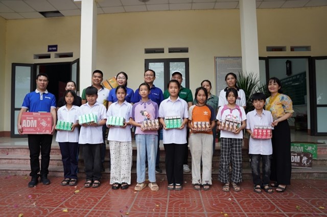 C&aacute;c sản phẩm dinh dưỡng của Vinamilk được trao đến học sinh trường THCS Đồng Li&ecirc;n, phường Gia S&agrave;ng, tỉnh Th&aacute;i Nguy&ecirc;n. Ảnh: Tịnh Kh&ocirc;ng &nbsp;