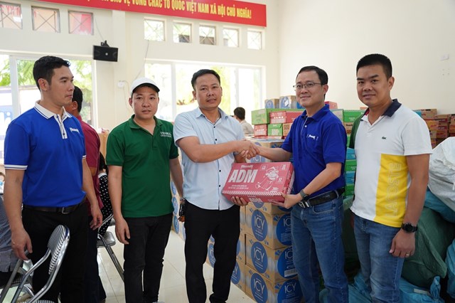 Đại diện Vinamilk - &Ocirc;ng Tạ Xu&acirc;n Tuấn, Gi&aacute;m đốc kinh doanh Miền Bắc trao tặng sản phẩm dinh dưỡng cho x&atilde; Văn H&aacute;n, tỉnh Th&aacute;i Nguy&ecirc;n. Ảnh: Tịnh Kh&ocirc;ng &nbsp;