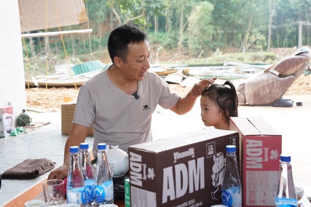 Anh Đo&agrave;n Khanh v&agrave; con g&aacute;i nhỏ trước ng&ocirc;i nh&agrave; đ&atilde; bị lũ cuốn tr&ocirc;i to&agrave;n bộ. Ảnh: Tịnh Kh&ocirc;ng &nbsp;