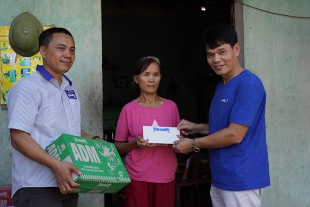 Đại diện Vinamilk &ndash; &Ocirc;ng Phạm Tuy&ecirc;n, Gi&aacute;m đốc chi nh&aacute;nh H&agrave; Nội trao qu&agrave; động vi&ecirc;n hộ d&acirc;n kh&oacute; khăn tại x&atilde; V&acirc;n Nham, Lạng Sơn. Ảnh: Tịnh Kh&ocirc;ng &nbsp;