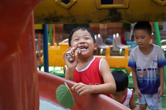 Khi nắng l&ecirc;n sau b&atilde;o, nụ cười trong veo của trẻ thơ ch&iacute;nh l&agrave; điều khiến ta tin rằng mọi kh&oacute; khăn rồi cũng qua v&agrave; h&agrave;nh tr&igrave;nh mới lại bắt đầu. Ảnh: Tịnh Kh&ocirc;ng &nbsp;
